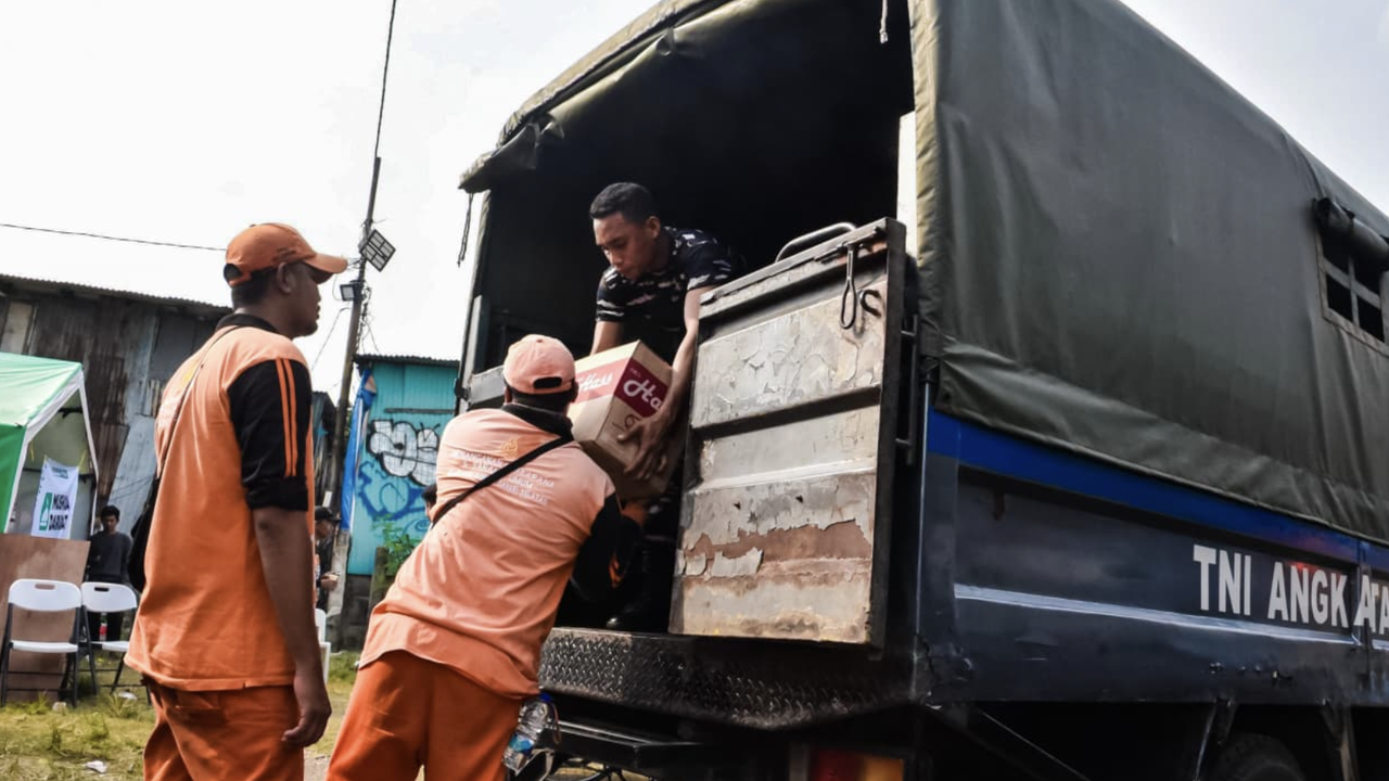 Prajurit TNI AL Gerak Cepat Bantu Korban Kebakaran Kemayoran