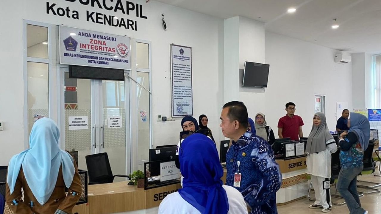 Sesditjen Dukcapil Pastikan Layanan Kependudukan di Kendari Berjalan Sesuai Standar