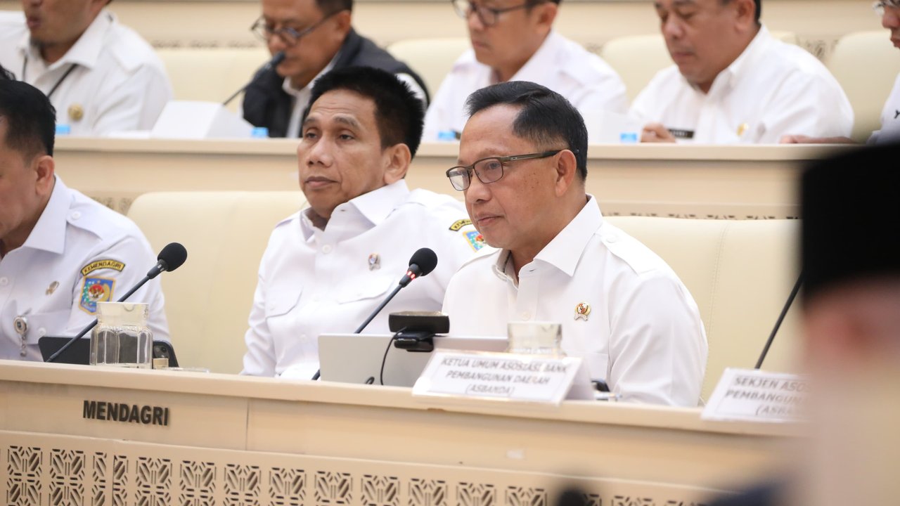 Rapat Bersama DPR, Mendagri Paparkan Langkah Strategis Meningkatkan Kesehatan BUMD