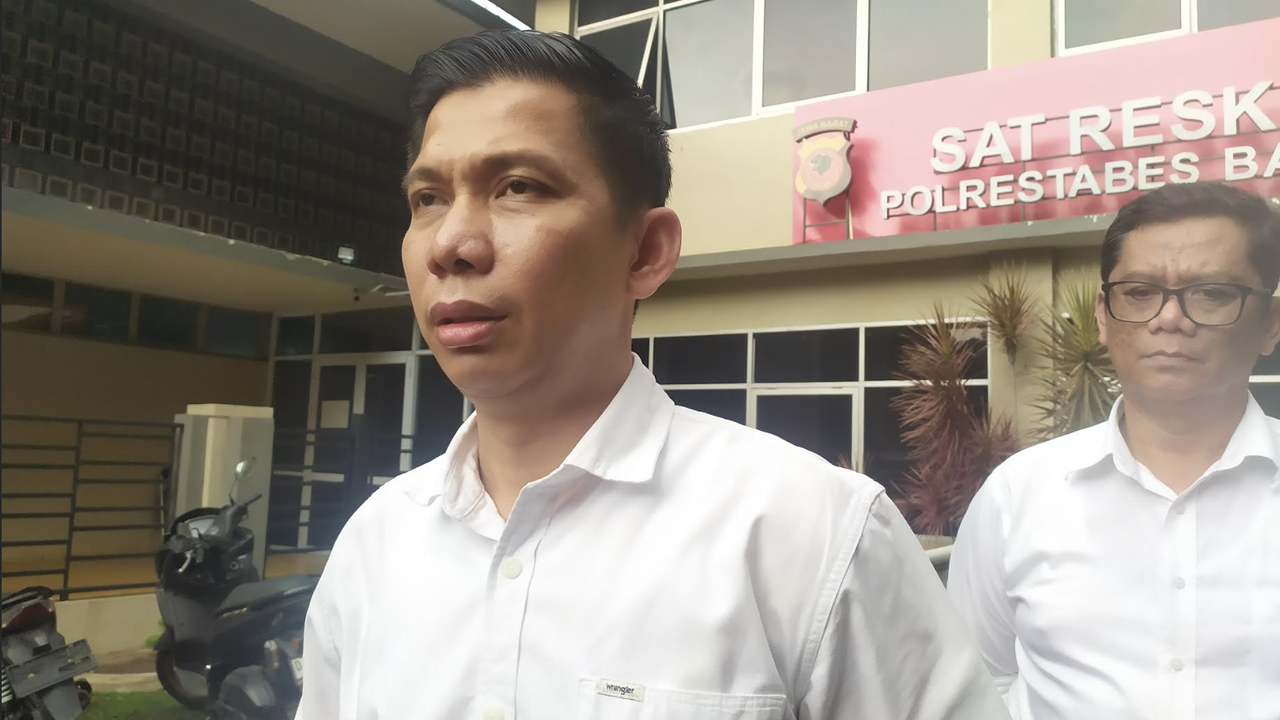 Seorang Pria Disiram Cairan Freshcare saat COD HP