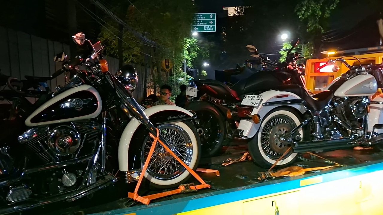 Usai Geledah Rumah Silmy Karim, KPK Sita Mobil Hingga Motor Harley Davidson dan Sepeda