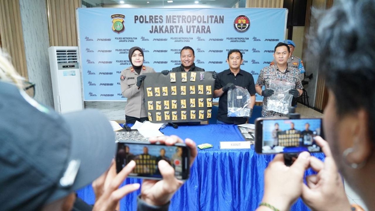 Jumpa pers Satuan Reserse Narkoba Polres Metro Jakarta Utara soal Vape Etomidate yang Diedarkan di Alexa Suites