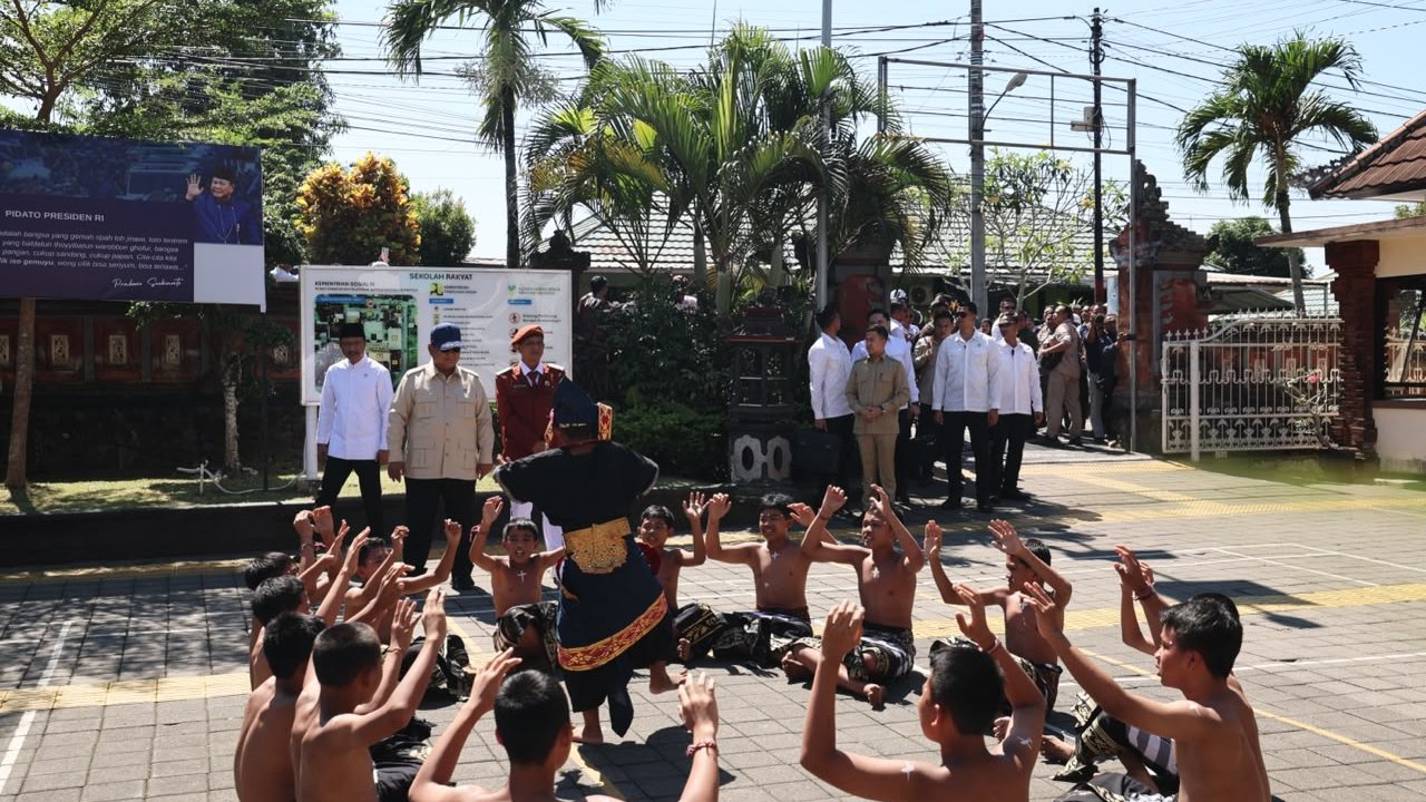 Prabowo Cek Langsung Sekolah Rakyat di Bali, Disambut Semarak Tari Kecak dari Siswa