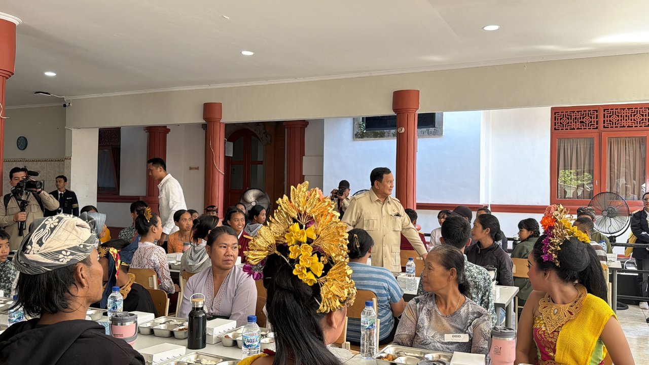 Momen Menarik saat Prabowo Makan Siang Bersama Siswa Sekolah Rakyat Bali