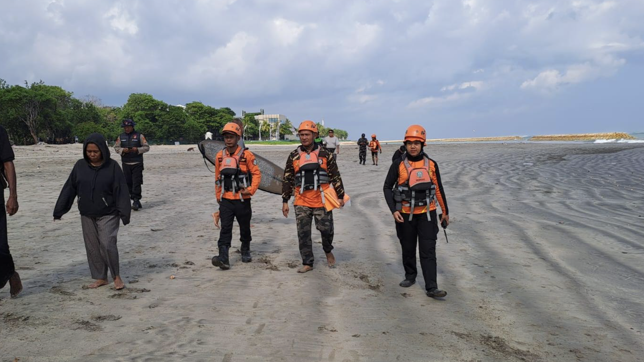 Dua Bocah Hilang Terseret Ombak Saat Bermain Bola di Pantai Kuta