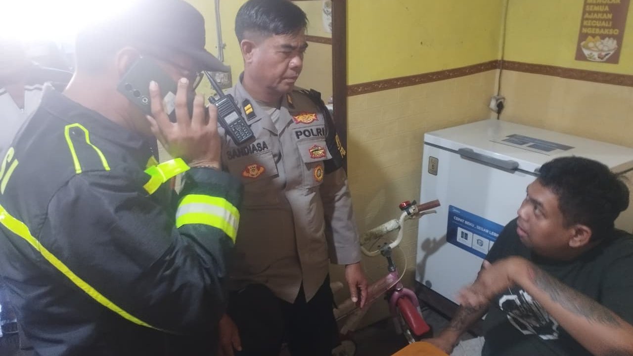 Mobil Tabrak Warung Ayam Geprek dan Motor, 2 Pegawai Kena Tumpahan Minyak Panas
