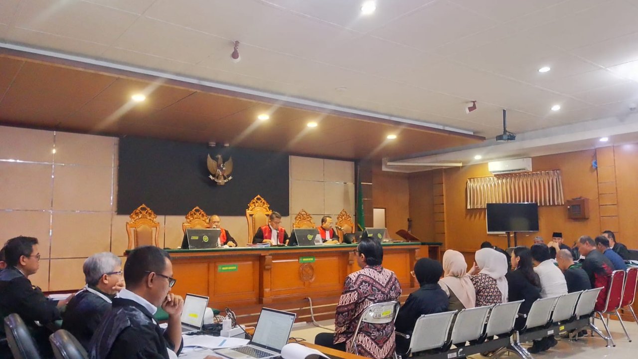 Sidang Dugaan Korupsi di Bekasi, Ibunda Ade Kuswara Jelaskan Sumber Perhiasan yang Disita KPK
