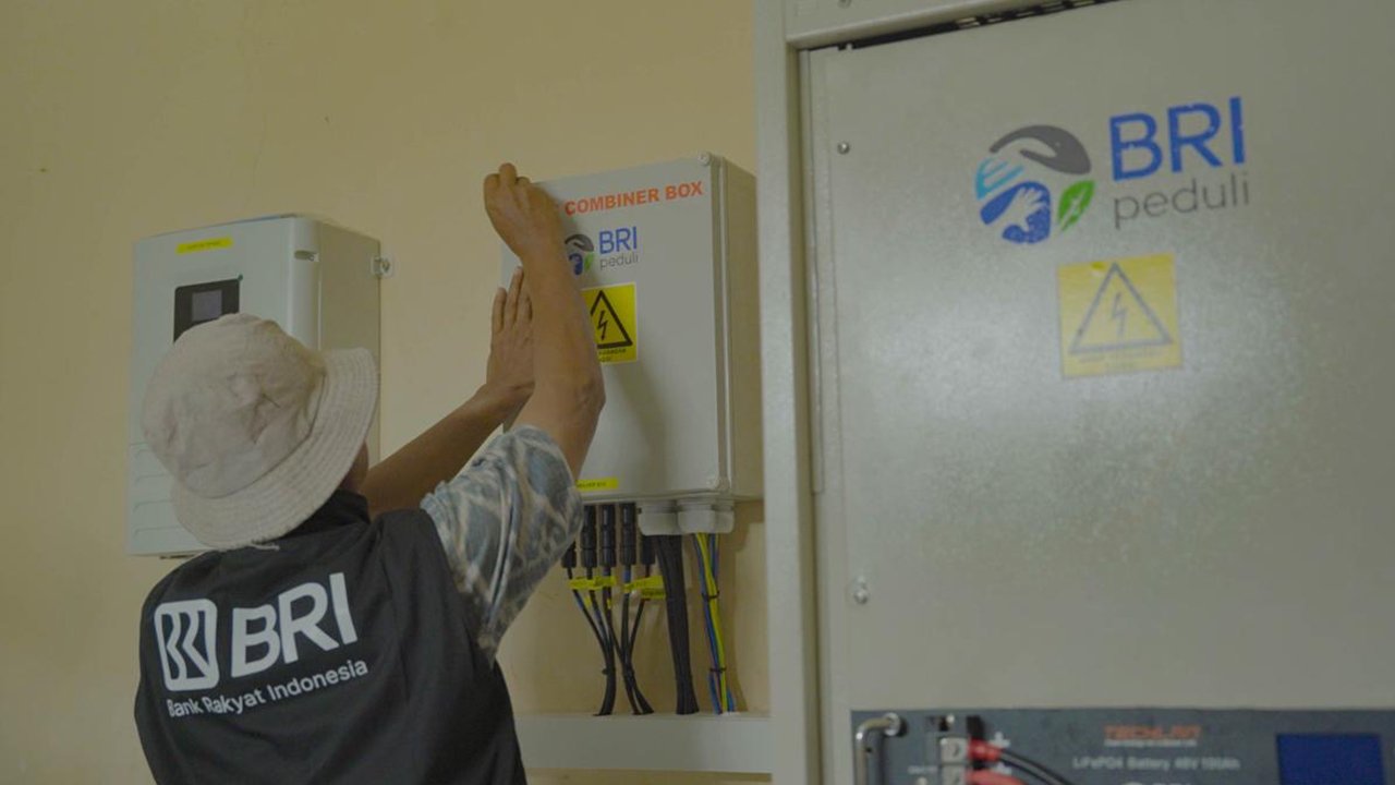 BRI Peduli menyalurkan bantuan Pembangkit Listrik Tenaga Surya (PLTS) berkapasitas 17,4 kWp yang dilengkapi Battery Energy Storage System (BESS) berkapasitas 43,2 kWh di Desa Bojong, Kecamatan Rongga, Kabupaten Bandung Barat. (Sumber: BRI Peduli)