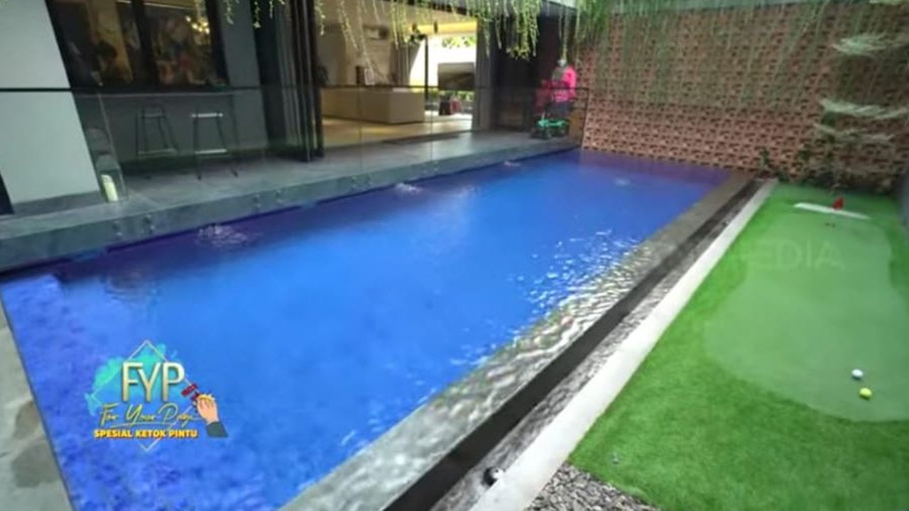 Potret Rumah Mewah Hetty Koes Endang, Luas Bergaya Modern Dilengkapi Kolam Renang & Area Golf