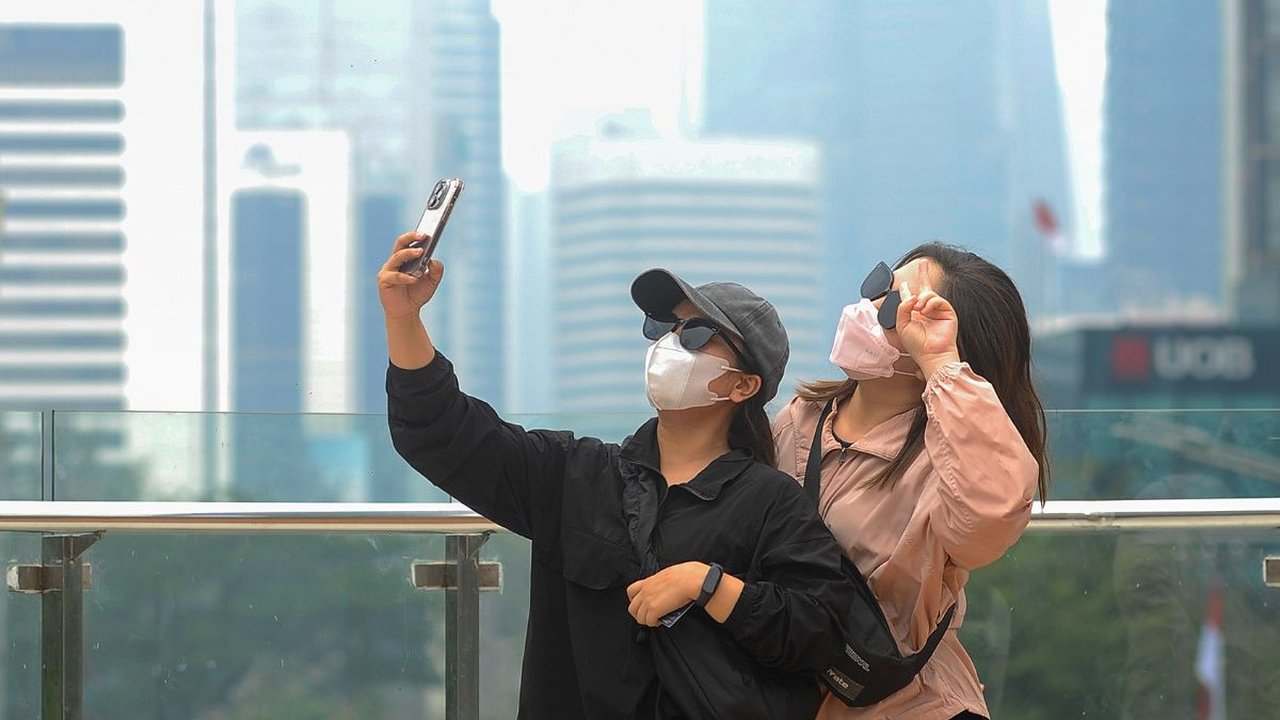 FOTO: Kabut Polusi Udara Kembali Menyelimuti Jakarta dan Tercatat Terburuk Kedua di Dunia