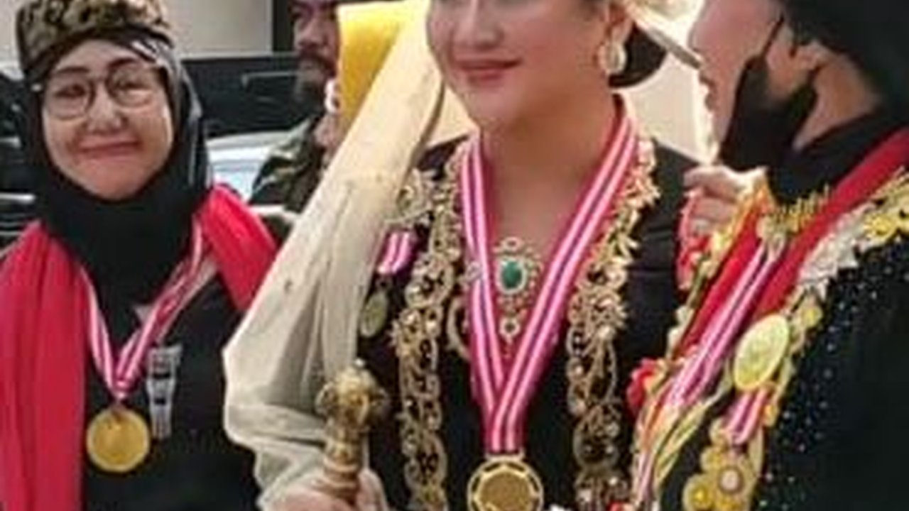 Potret Cantik Paramitha Rusady Saat Ikuti Kirab Pusaka, Ternyata Masih Keturunan Keraton Sumedang