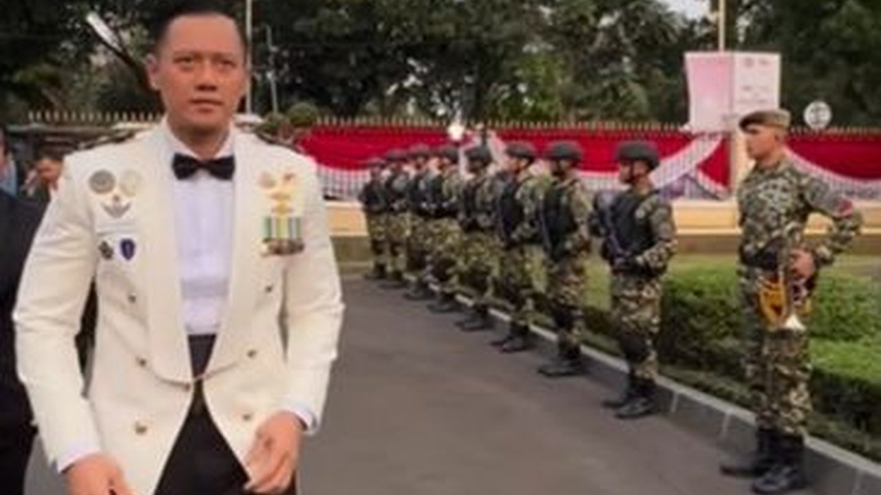 Mayor di Antara Para Jenderal TNI, Potret Gagah AHY Hadiri Parade Senja Penampilannya jadi Sorotan