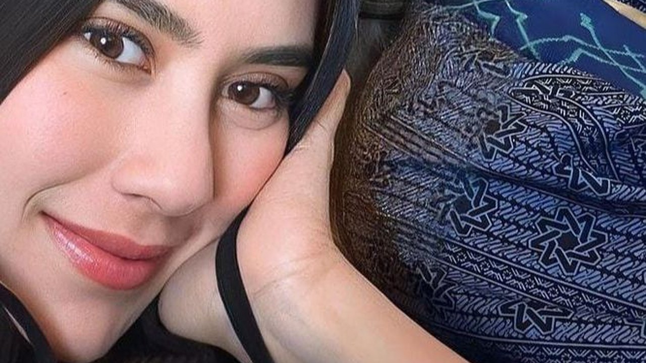Potret Syahnaz Tampil Bercadar saat Umrah Berdua Jeje Govinda Curi Perhatian