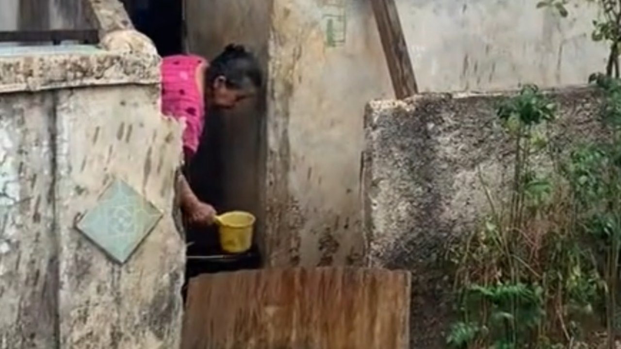 Lama Kemarau, Ibu Ini Menangis saat Hujan Kembali Turun