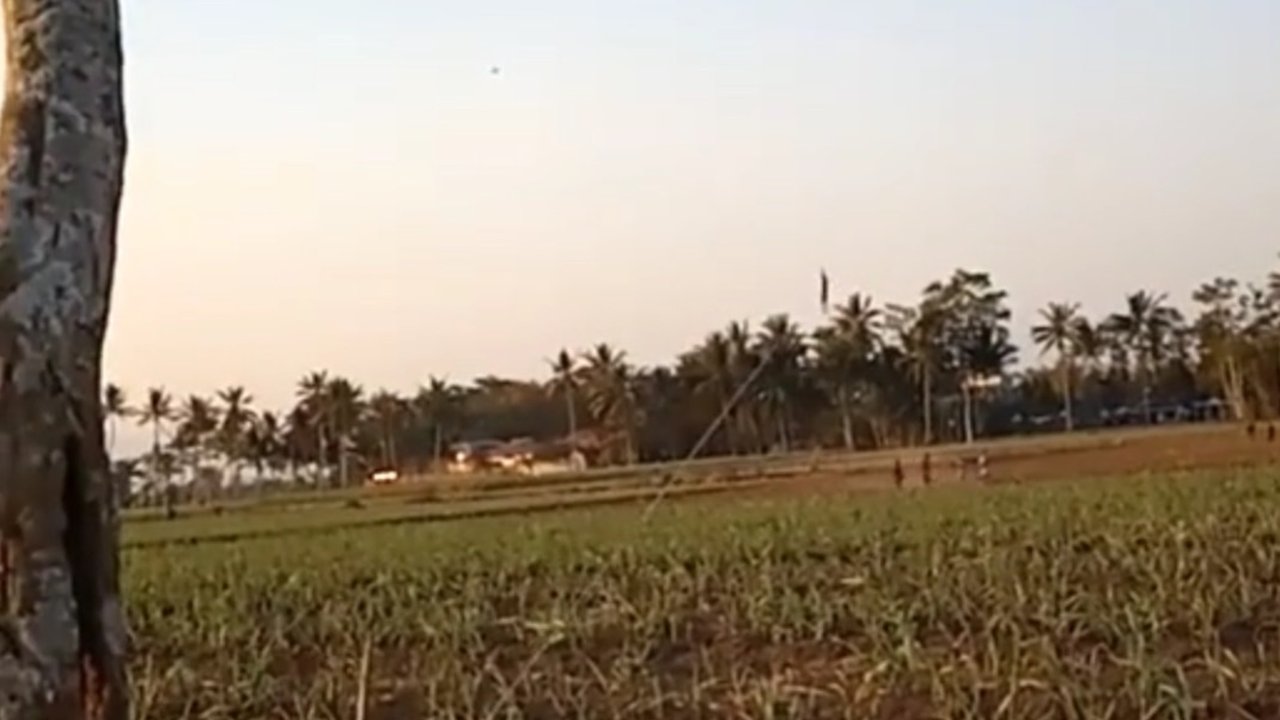 Buat Panik, Bocah Ini Terbang Terbawa Angin saat Main Layangan