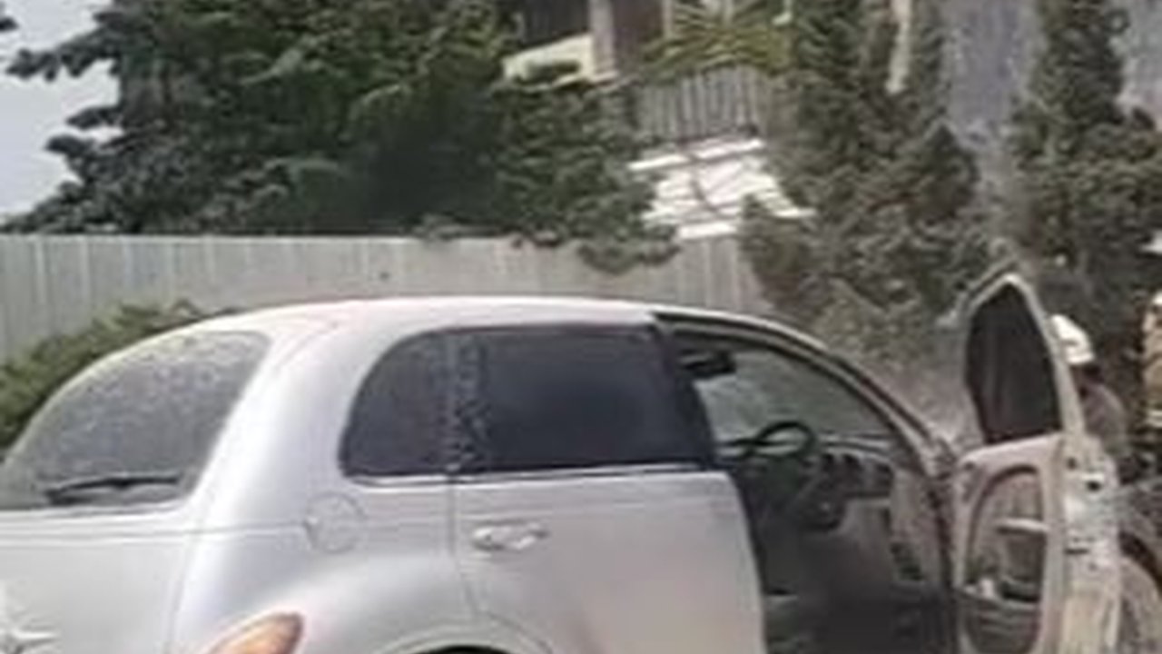 Mobil Chrysler Terbakar di SPBU Pesanggrahan