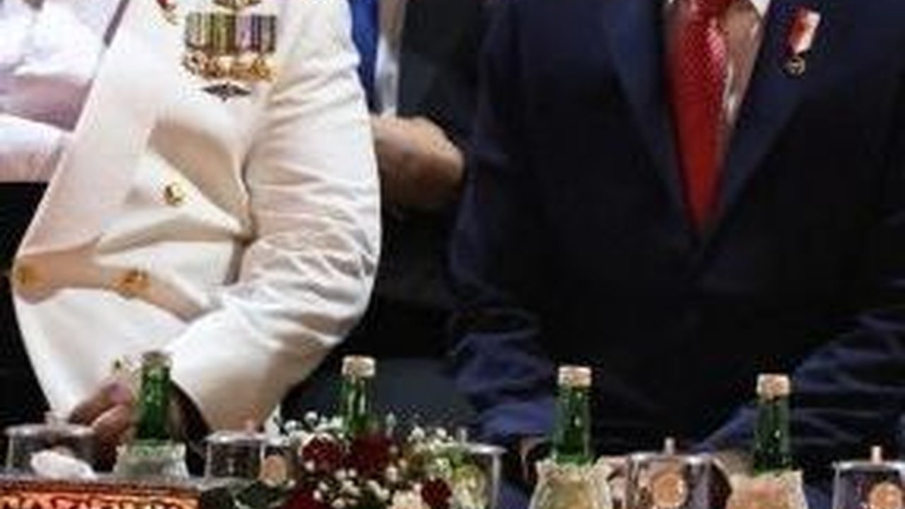 Momen Akrab Jokowi, Prabowo dan SBY saat Upacara Parade Senja HUT TNI di Kemenhan