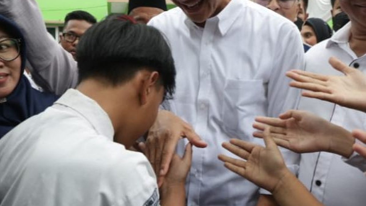 Momen Siswa MTs Ingin Dijadikan Anak Angkat dan Minta Peluk Ganjar