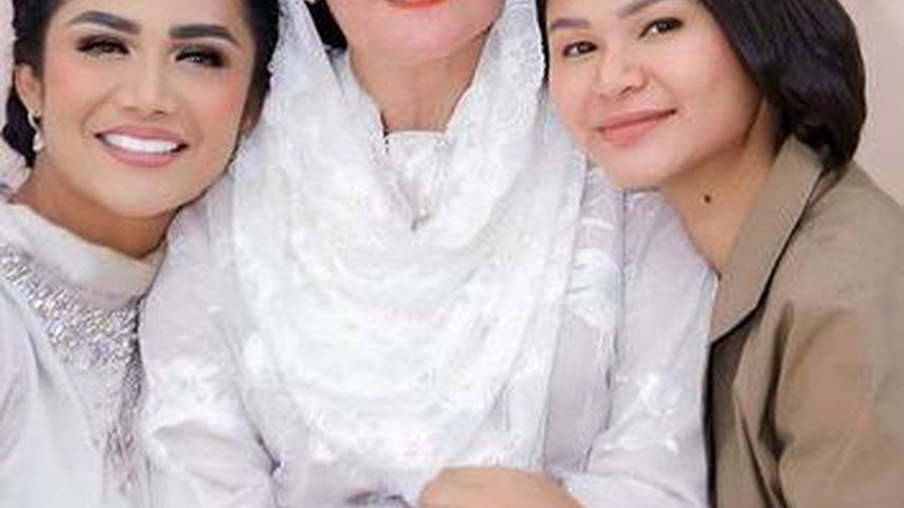 Mulan Jameela Hingga Iis Dahlia, 8 Foto Perayaan Ulang Tahun ke-73 Rochma Widadiningsih