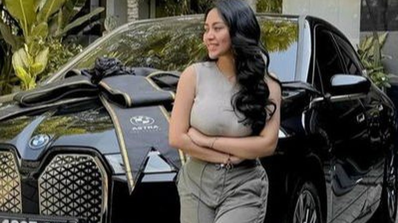 Mencapai Rp24 Miliar, 7 Foto Rachel Vennya Pamer Mobil Baru Kado Ulang Tahun-nya
