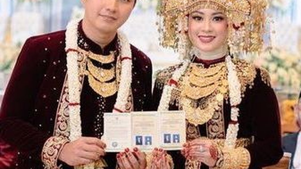 Suami Kerap Viral Gegara Hal Nyeleneh, Ini Potret  Istri Aldi Taher yang Cantik dan Kalem