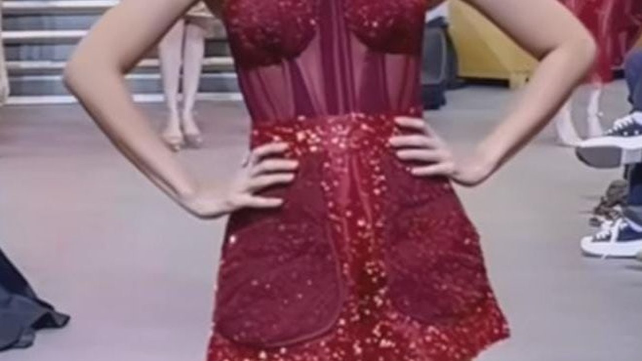 Potret Ussy Sulistiawaty Catwalk Bak Model Profesional Disorot, Netizen 'Serius Ini Mama Anak 5?'