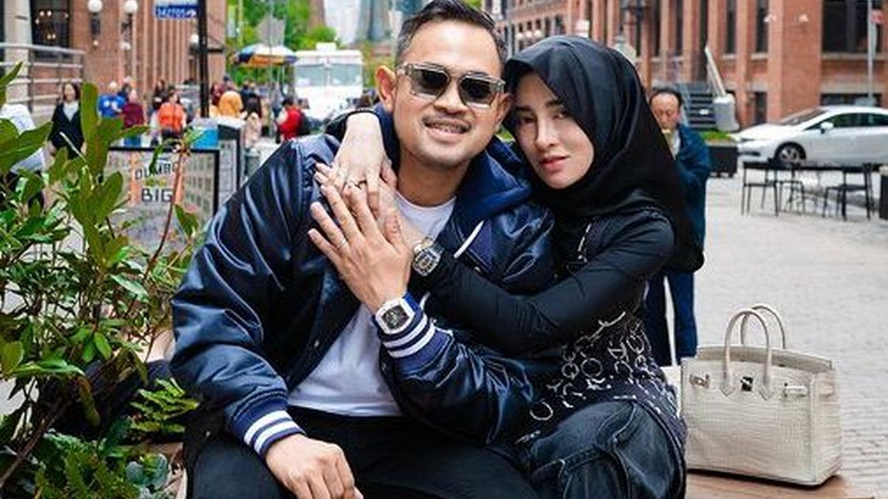 Potret Gilang Widhia 'Crazy Rich Malang' Beri Surprise Ultah untuk Istri di Times Square, ini Momen yang Bikin Shandy Purnamasari  Terharu