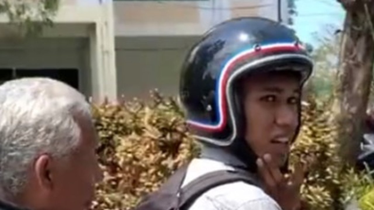 Viral Momen Mahasiswa Ajak Kakeknya ke Kampus, Alasannya Bikin Haru