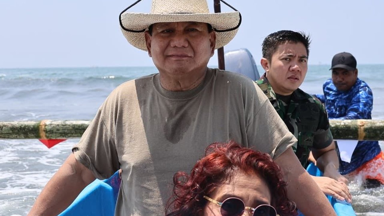 Gaya Prabowo Pakai Kaos Berlayar Bareng Susi Pudjiastuti Keliling Pantai Pangandaran