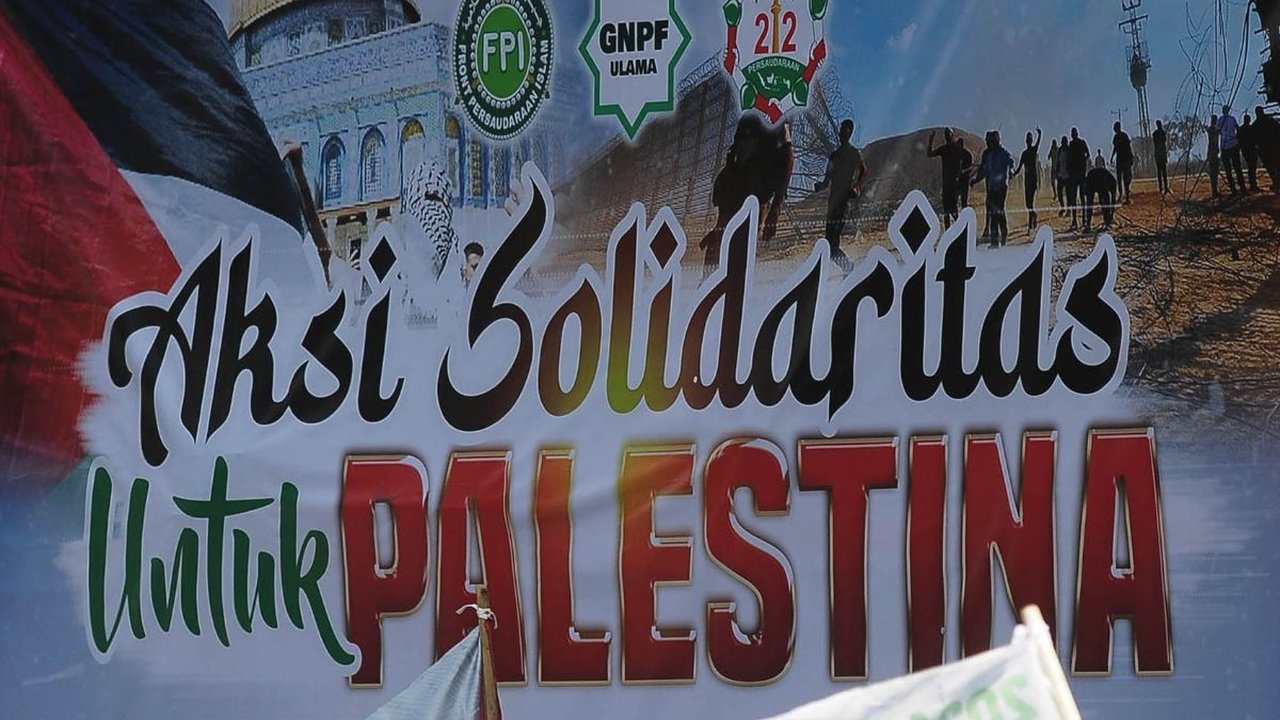 FOTO: Aksi Ribuan Massa FPI Serukan Kemerdekaan untuk Palestina di Kedubes AS