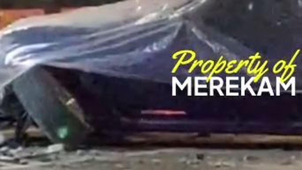 Sopir Tak Dapat Kendalikan Kecepatan, Mercedes Maserati Ringsek Tabrak Pembatas Jalan