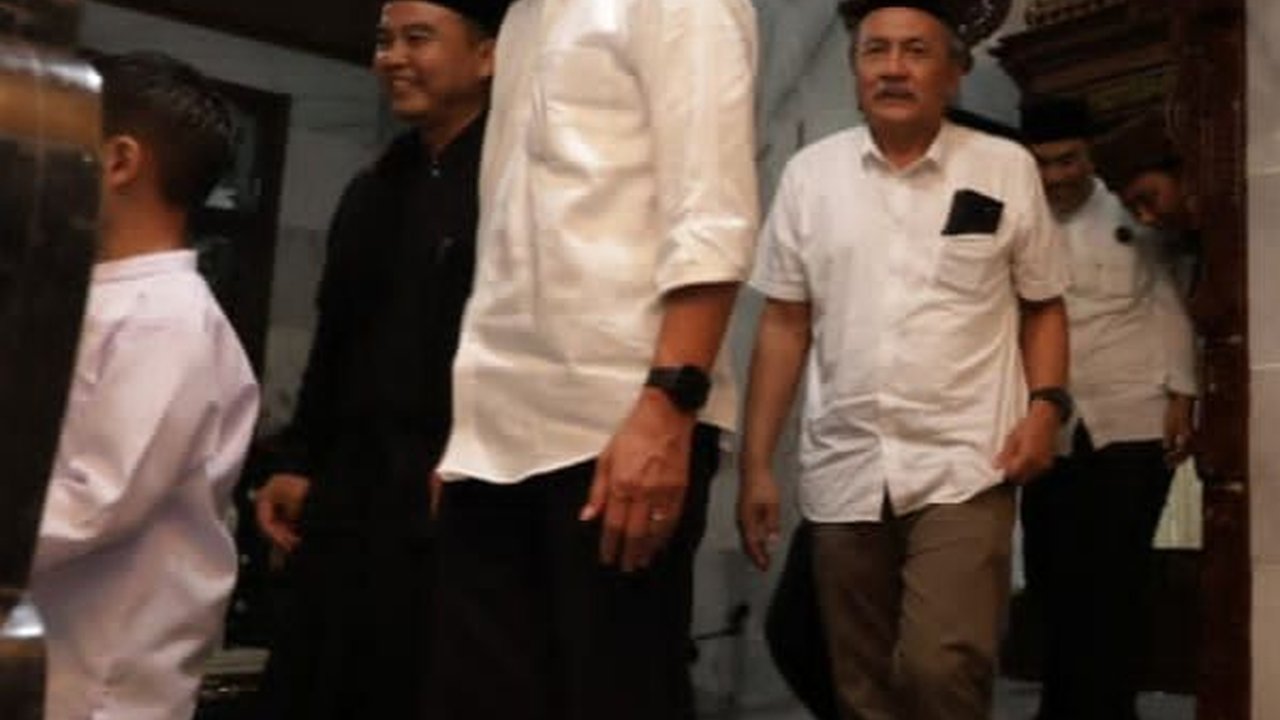 Potret Ganjar Pranowo Ziarah ke Makam Abah Anom di Suryalaya & Terima Buku Amalan