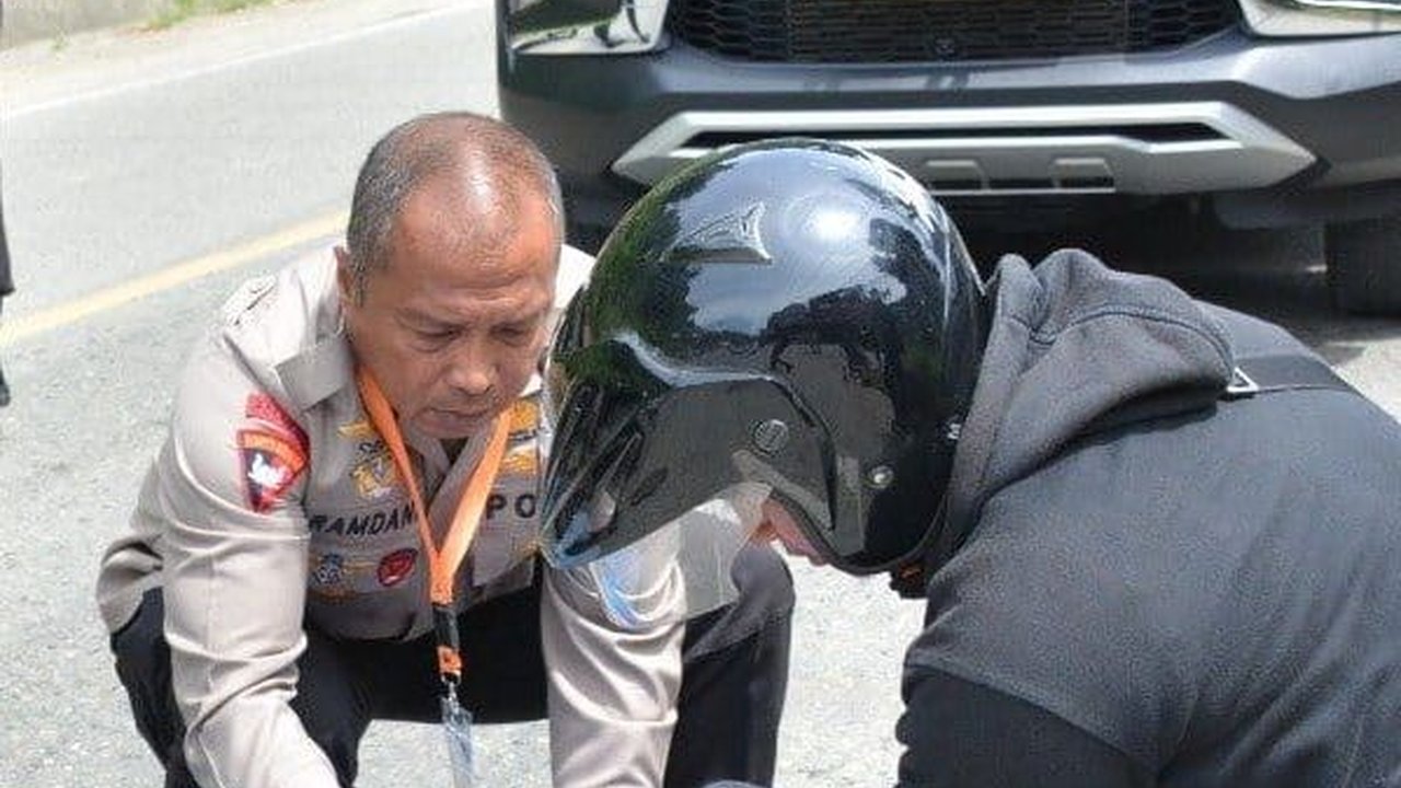 Aksi Heroik Jenderal Polisi di Papua, Tanpa Ragu Turun Mobil Tolong Korban Kecelakaan