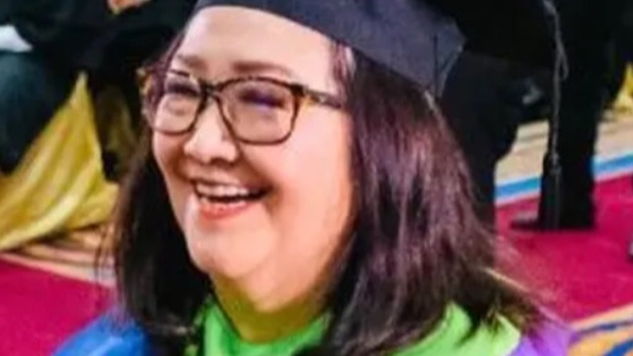 Wanita Ini Jadi Lulusan Terbaik Unesa di Usia 77 Tahun, Raih Gelar Doktor dengan IPK 3,98