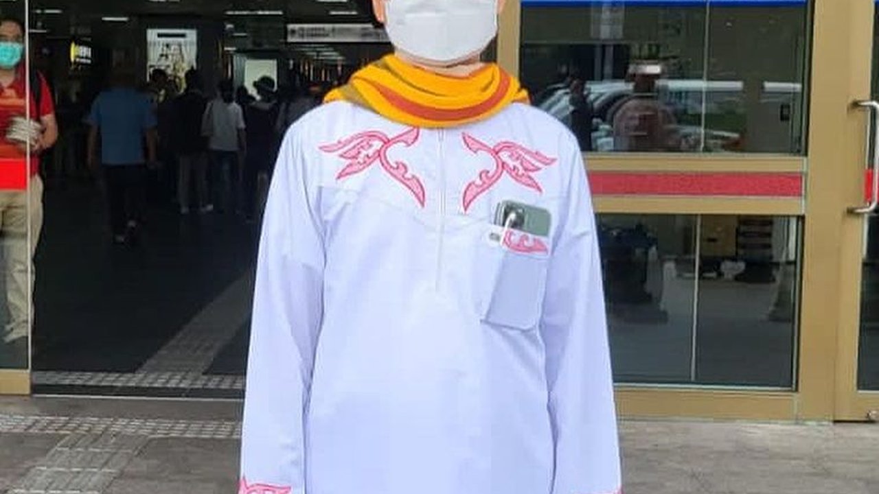 Momen Ustadz Kondang Pijat Kaki Sang Ibu Sembari Duduk di Lantai, Beri Pesan Penuh Makna
