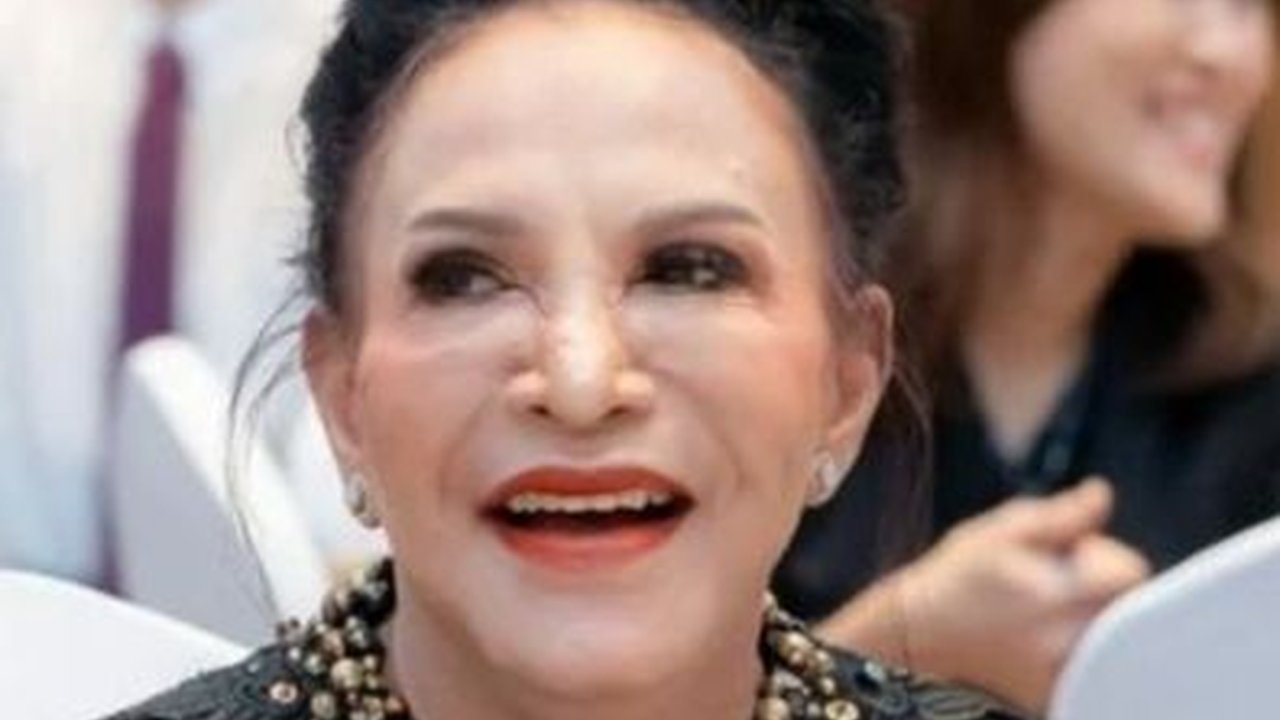 Deretan Potret Terbaru Mpok Atiek Usai Bebas Setelah 20 Tahun Suntik Silikon di Muka