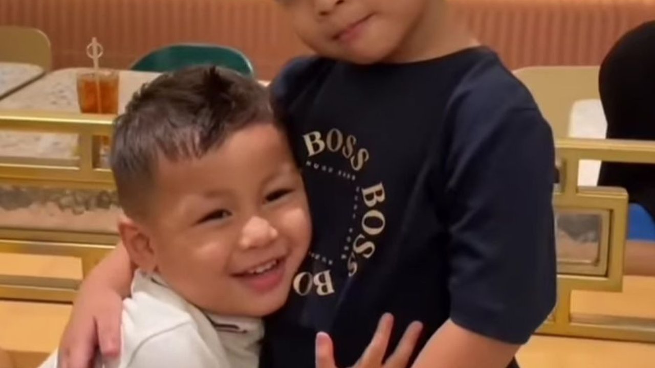 10 Momen Lucu Kebersamaan Kenzo Anak Baim Wong dan Gala Sky, Gemesin Banget!