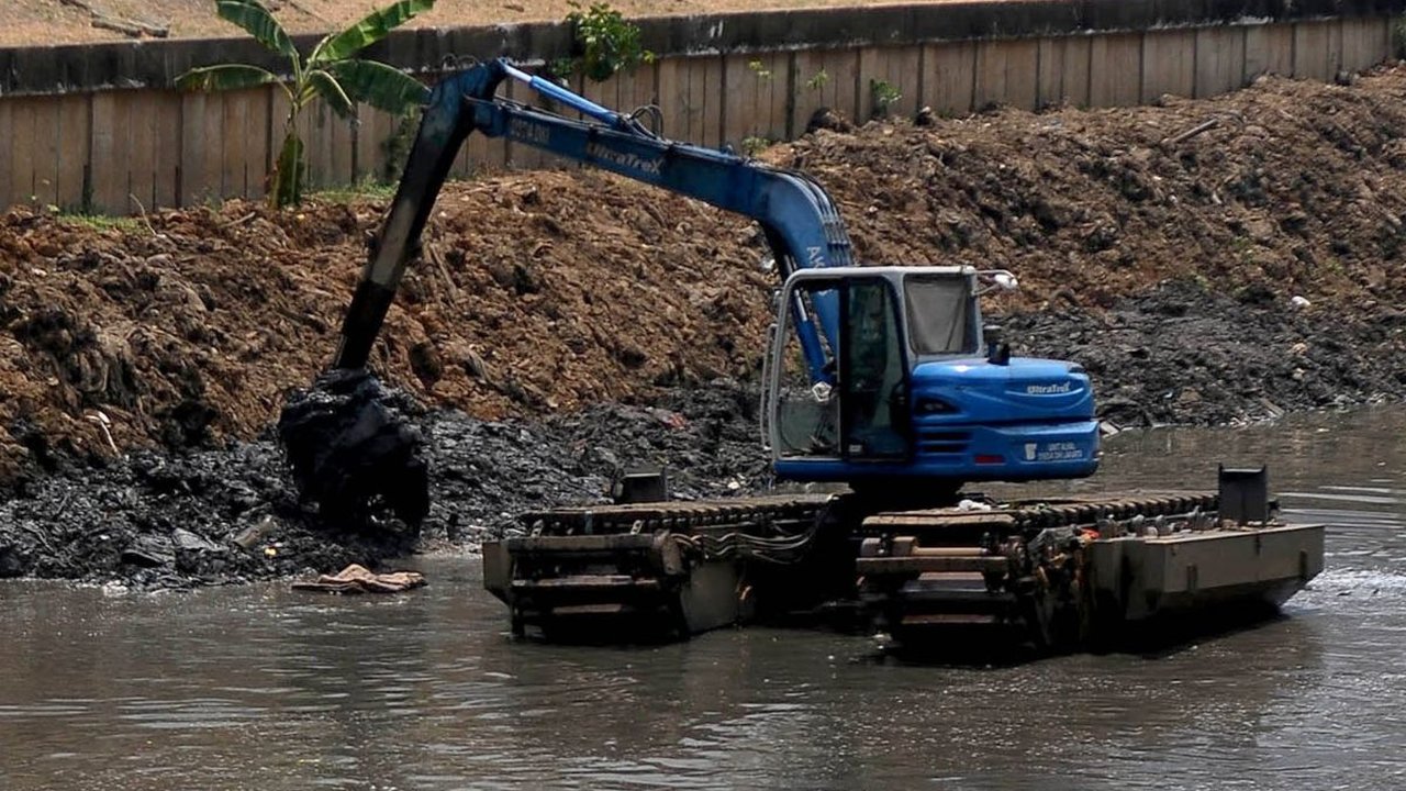 FOTO: Pemprov DKI Keruk Kanal Banjir Barat untuk Antisipasi Banjir