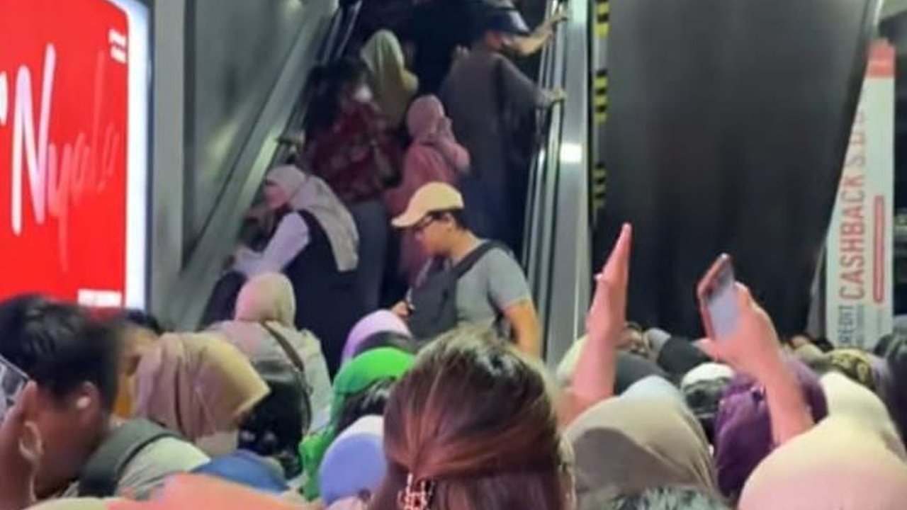 Viral Video Antrean Penuh Sesak Penumpang KRL di Stasiun Sudirman, Ini Penjelasan KCI
