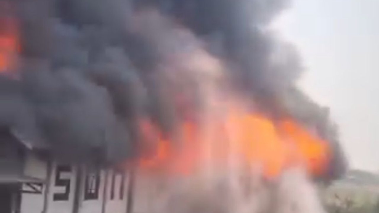 Pabrik Tisu di Mojokerto Terbakar Hebat, 5 Unit Mobil Pemadam Diterjunkan
