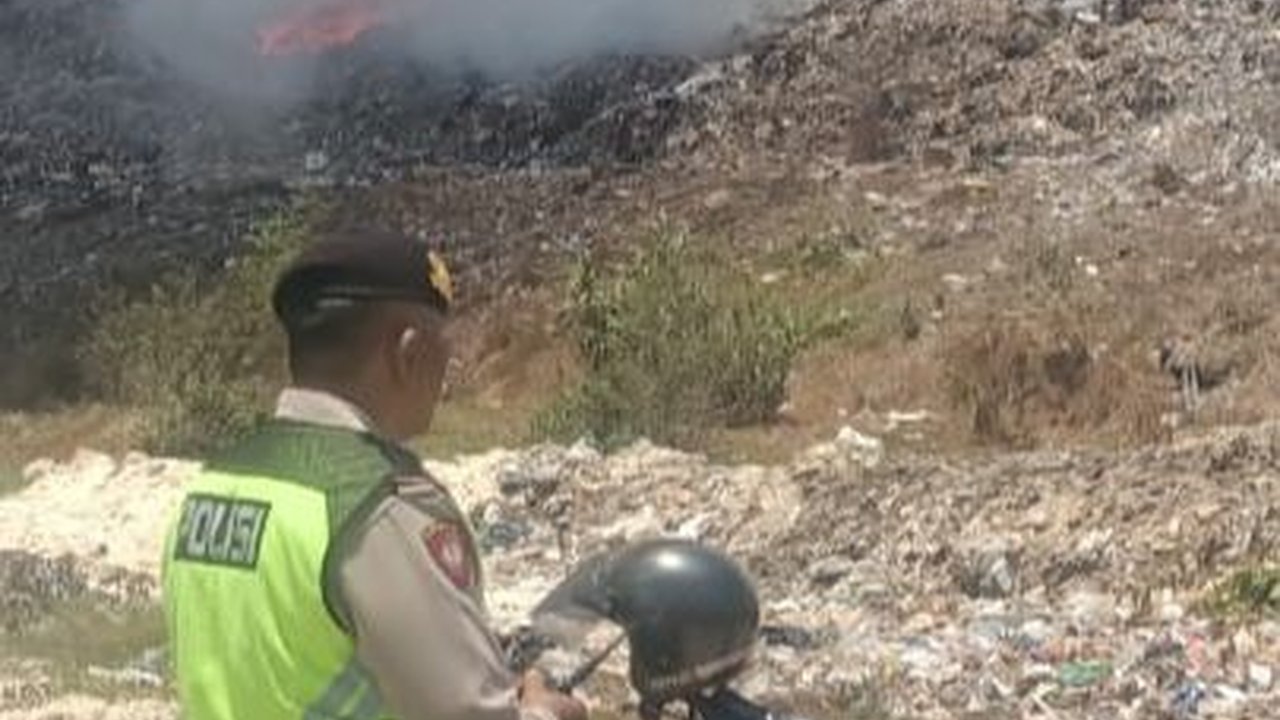 Detik-Detik Kebakaran di Tempat Pembuangan Akhir Sampah Terbesar Bali