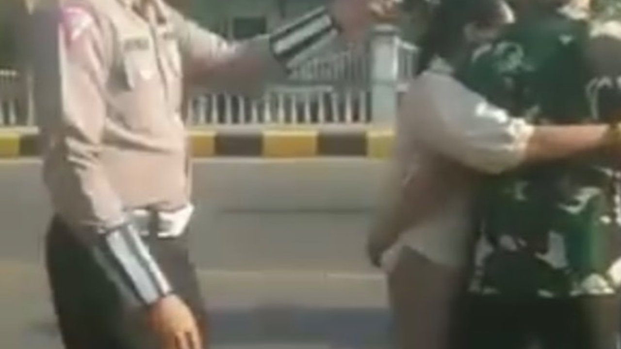 Viral Anggota TNI Nyaris Adu Jotos dengan Polisi, Emosi Ditegur Akibat Tak Pakai Helm