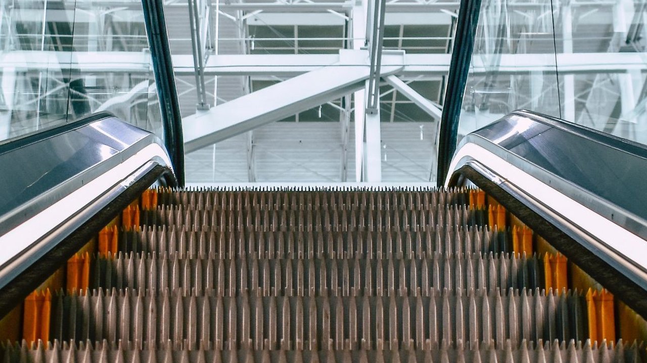 Viral Video Kaki Kucing Tersangkut di Eskalator Mal, Bikin Was-was Pengunjung