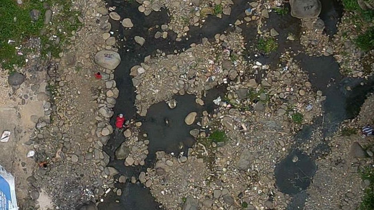 FOTO: Penampakan Wajah Sungai Ciliwung Nyaris Kerontang, Batuan Cadas Bermunculan