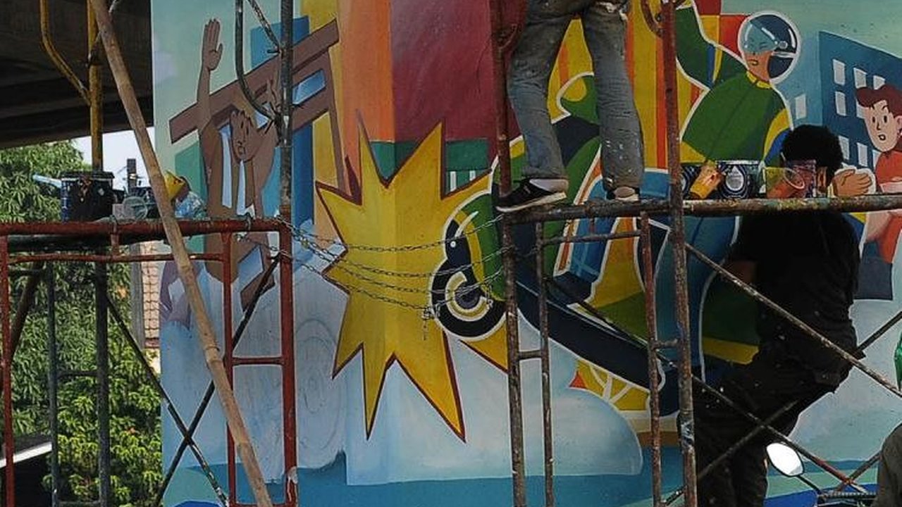 FOTO: Mural BPJS Jakarta Bebas Polusi Percantik Tiang Pancang Kolong Tol Becakayu