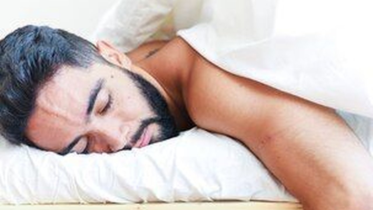 7 Manfaat Tidur Telanjang yang Harus Diketahui, Tapi Ini Hukumnya Dalam Islam