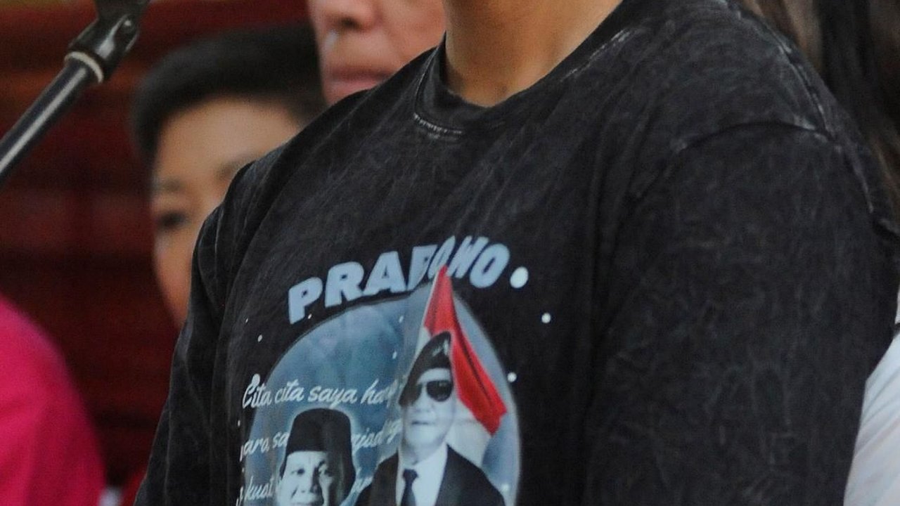 VIDEO: Temui Prabowo, Kaos Kaesang Jadi Sorotan Langsung Jongkok Saat Adzan