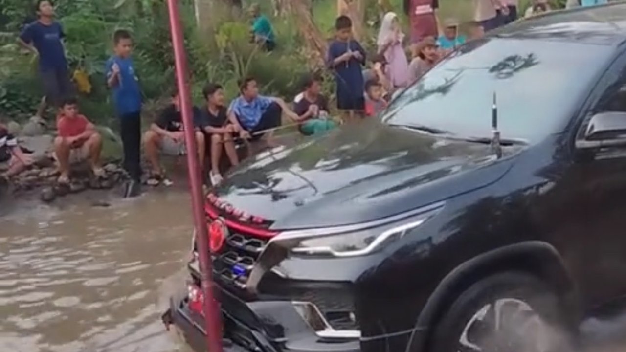 Mobil Pejabat Lewat Jalan Berlubang, Aksi Warga Kompak Pasang Gimmick Memancing Ini Curi Perhatian