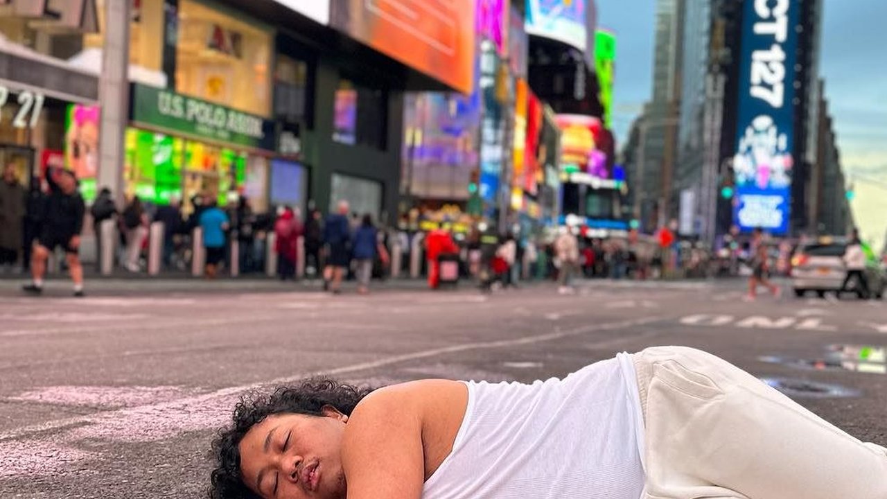 Ada-Ada Saja Kelakuan Marshel Widianto, Tiduran Pakai Singlet di Jalanan New York
