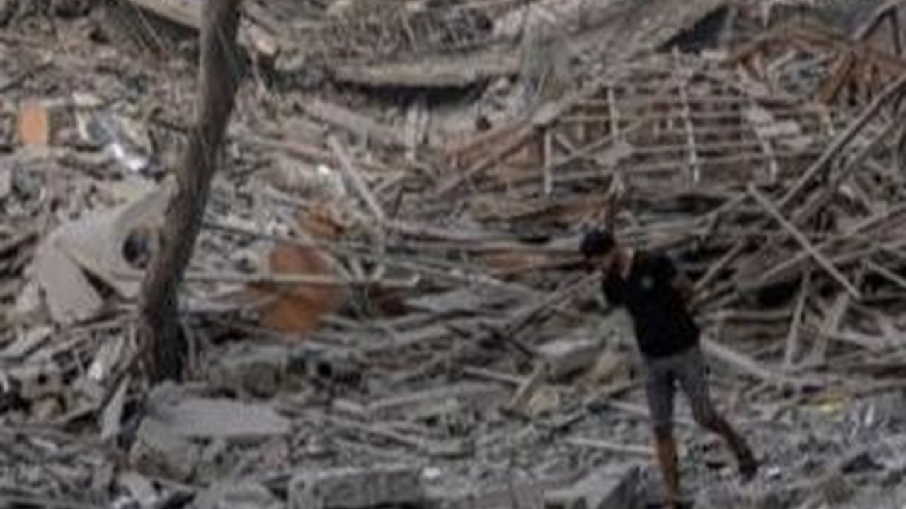 Sambil Menangis dan Mengucap Syukur, Seorang Perawat di Palestina Histeris Suaminya Mati Syahid Dalam Perang